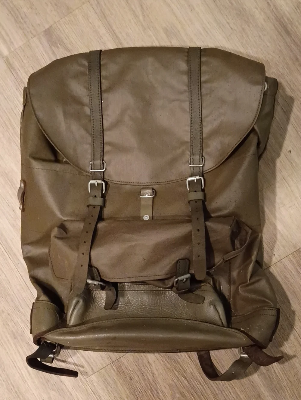 1980s Olive Green Military-Style Men’s Backpack
